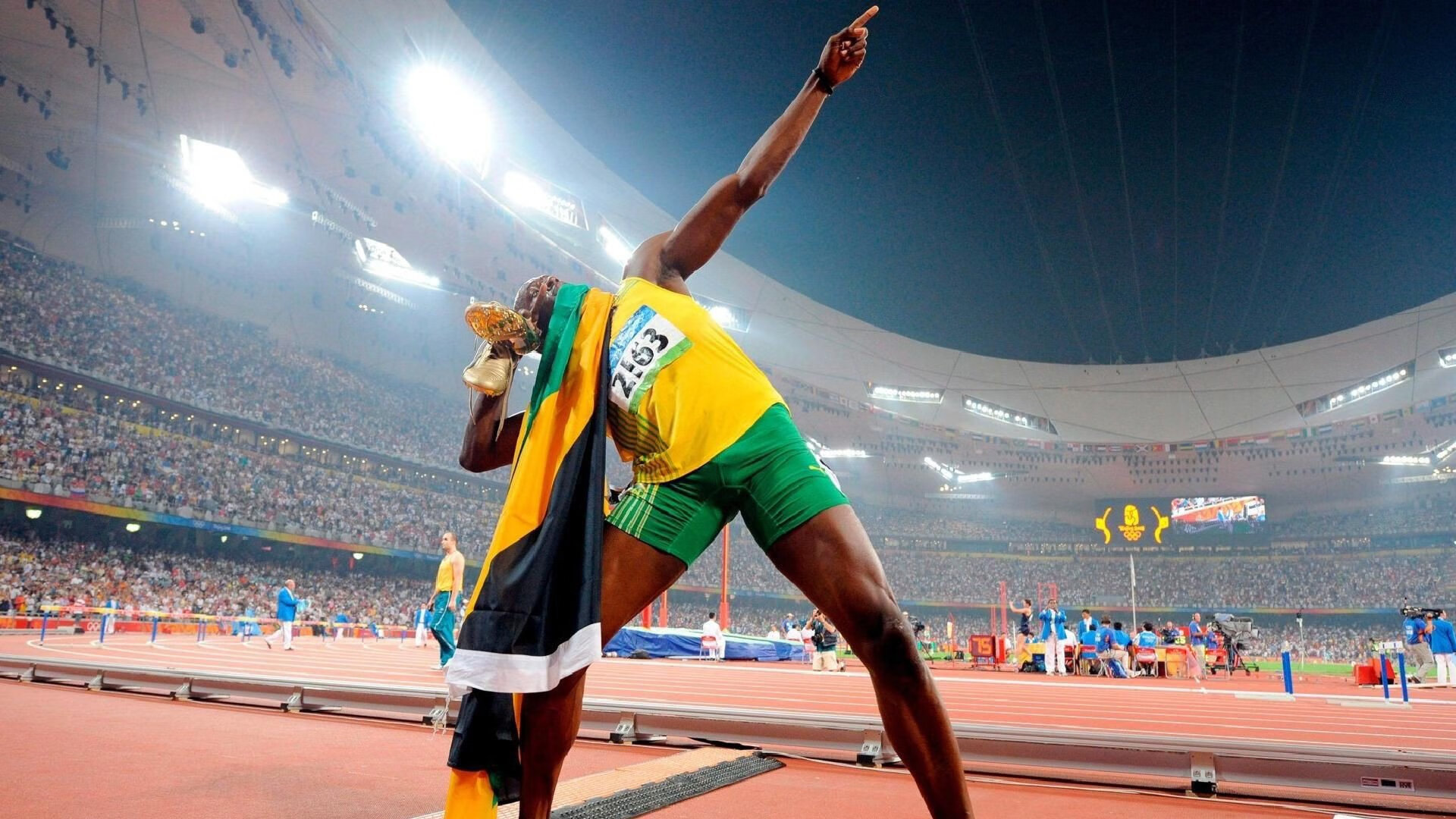 绝杀时刻，索伯车队以毫秒优势力克阿斯顿马丁，维斯塔潘再度展现统治级表现