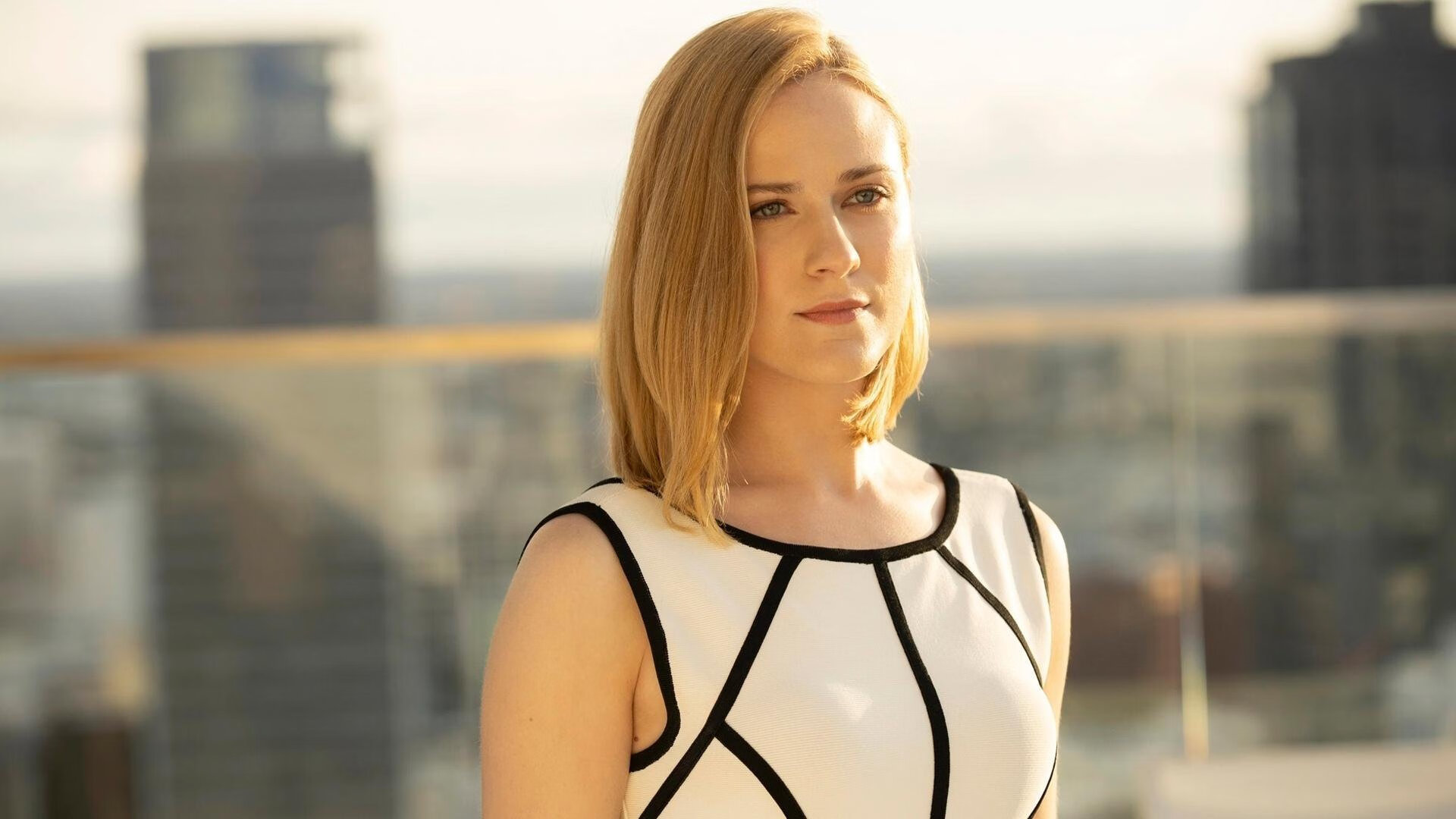 爱游戏官方-F1街道赛之夜，莱万在都市丛林中的不可能制胜传奇